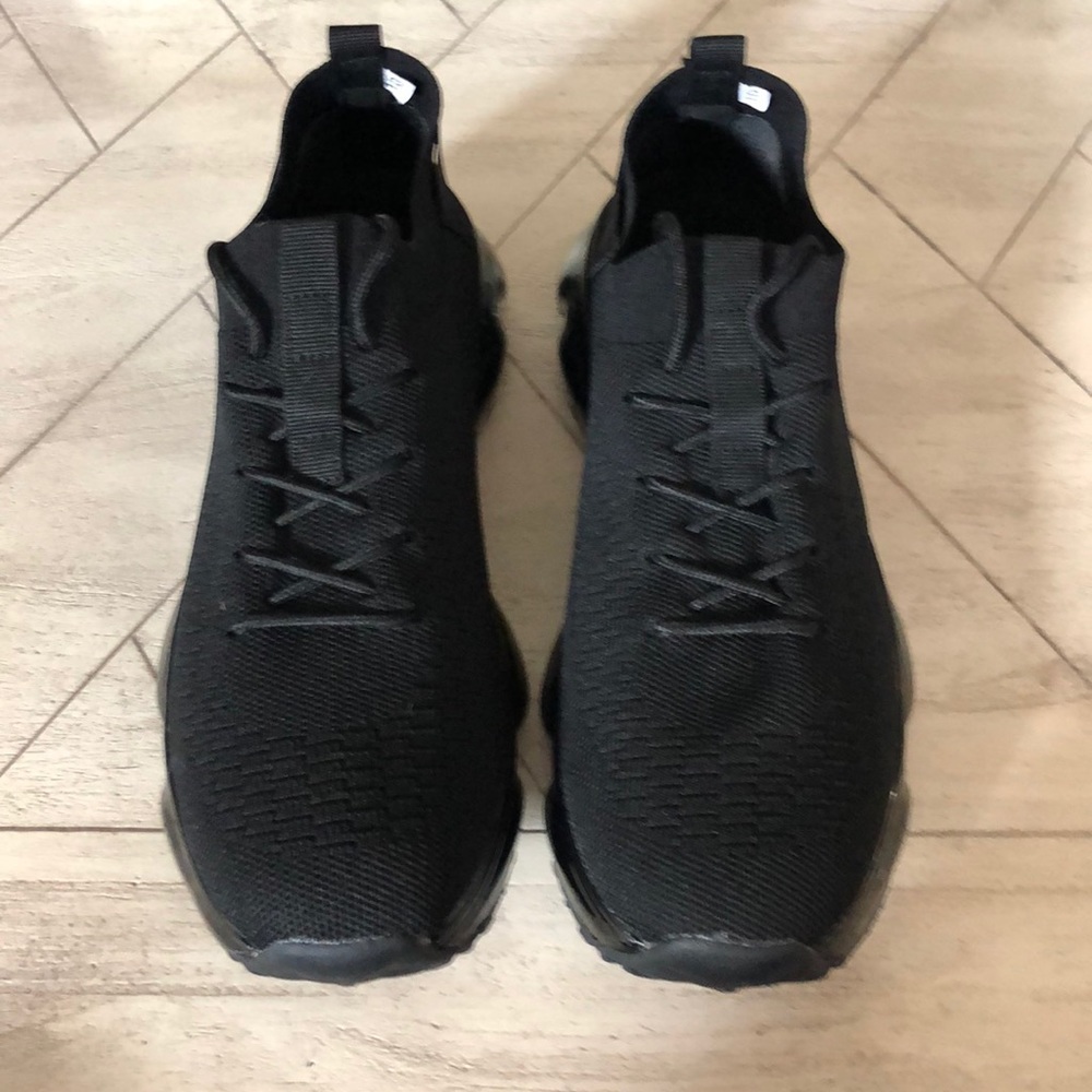 Vickymoda Black Gel Sneakers in Women’s Size 10.